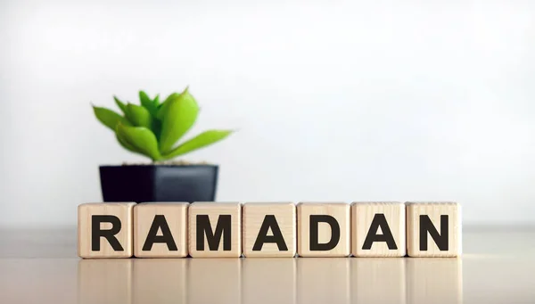 Ramadan Text Auf Holzwürfeln Grüne Blume Schwarzen Topf Der Neunte — Stockfoto