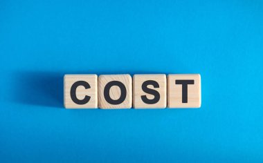 Ahşap bloklar üzerine maliyet metni, finansal iş konsepti, mavi arkaplan