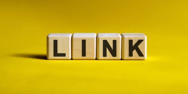 Ahşap küplerin sarı arkaplanındaki LINK metni