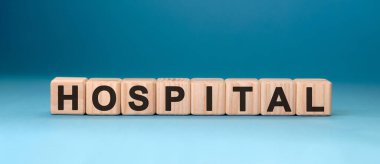 Mavi arka planda hastane sözcüğü küpü. Tıbbi konsept.