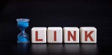 Web bağlantısı - bir kum saati ile siyah arkaplan üzerinde küp metin