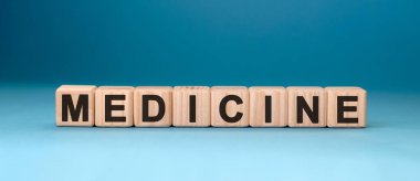 Mavi arka planda tıbbi kelime küpü. Tıbbi konsept.