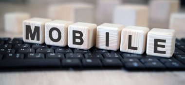 Klavyede tahta küplerin üzerinde MOBILE metni