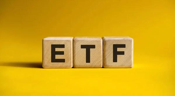 Tahta Küplerin Sarı Arka Planında Etf Metni — Stok fotoğraf