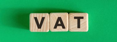 Parlak yeşil arkaplandaki bej küplere KDV metni