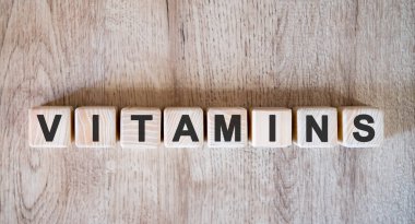 Tahta arka plandaki tahta küplerle ilgili VITAMINS metin sözcüğü