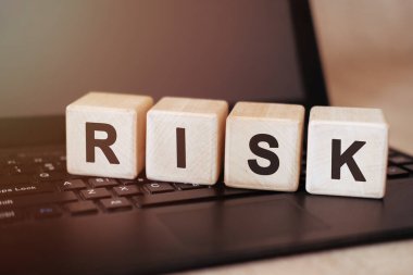 Siyah tablet üzerindeki tahta küpler üzerine RISK kavramı