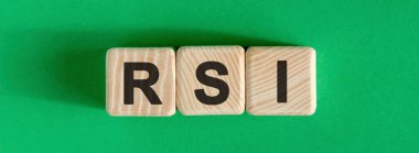 Parlak yeşil arka planda tahta küpler üzerine RSI kavramı