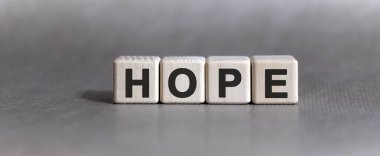 Tek renkli arkaplandaki tahta küplerle ilgili UMUT metni