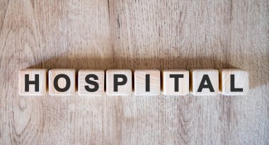 Tahta arkaplandaki tahta küplerle ilgili hastane metni