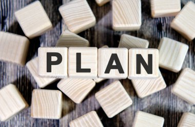 Plan - üst tahta küplerin üzerinde metin. Ve etrafta bir sürü küp