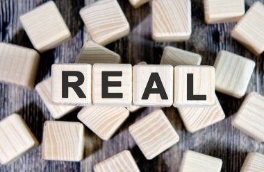 GERÇEK - Tahta küplerin üzerinde metin. Ve etrafta bir sürü küp