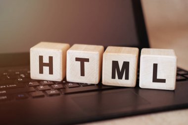 Siyah tabletteki tahta küpler üzerine HTML kavramı