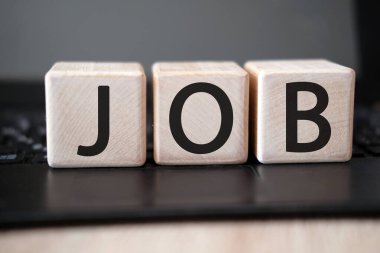 Siyah tabletteki tahta küplerle ilgili metin çalışması