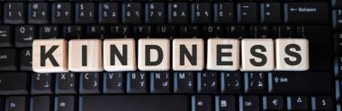 KINDNESS kelime kavramı klavyede küp üzerinde