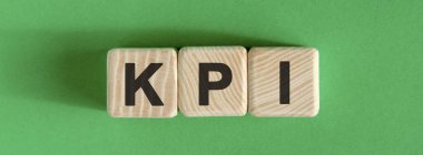 KPI konsepti yeşil arka planda tahta bej küpler üzerine
