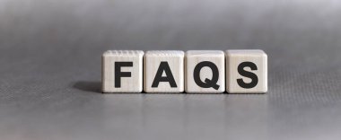 Tek renkli arkaplandaki ahşap küplerle ilgili FAQS metni