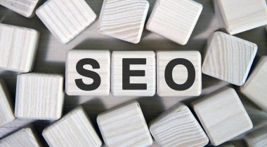 Seo kavramı. Tahta küpler ve bir sürü küp.