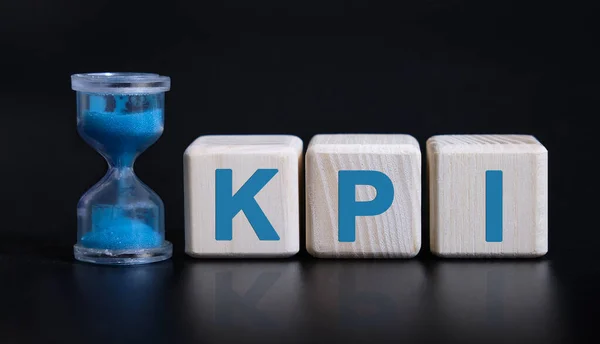 KPI konsepti. Tahta bloklar - anahtar performans göstergesi.