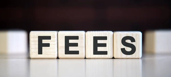 Fees Έννοια Των Χρηματοπιστωτικών Επιχειρήσεων Κομμάτια Από Κύβους Ξύλου — Φωτογραφία Αρχείου