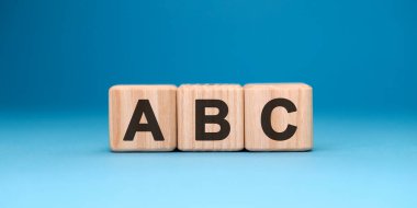 Mavi arka planda ABC kelime küpü. İş konsepti.