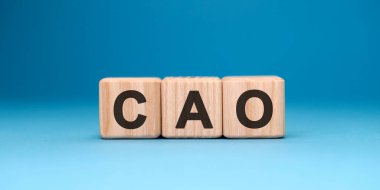 Mavi arka planda CAO kelime küpü. İş konsepti.