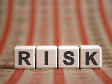 RISK - finansal konsept. Renkli bir masada tahta küpler..
