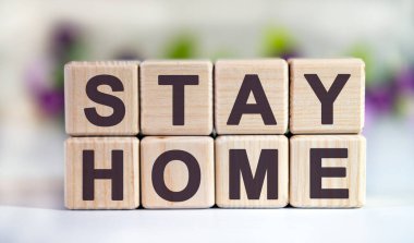 KALA HOME - Lale tomurcukları ile çiçek arkaplanındaki ahşap küpler üzerine metin