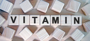 VITAMIN - metin tahta küpleri ve etrafında bir sürü küp