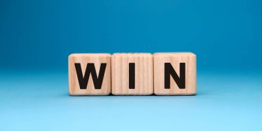 WIN - ahşap küplerin gradyan mavi arkaplan üzerine metin