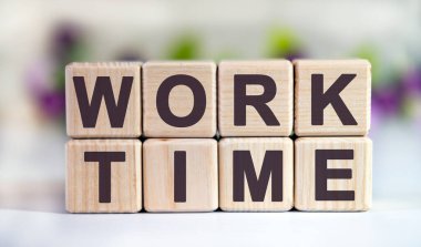 WorK Time - Lale tomurcuklu çiçek arkaplanındaki tahta küplerle ilgili metin