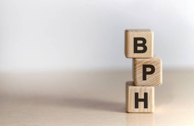 BPH - İyi huylu Prostatik Hiperplazi - tahta küplerle ilgili metin, beyaz arkaplan