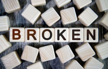 Kırık bağlantılar - küplerle çevrili ahşap bir arka planda metin konsepti web sitesi