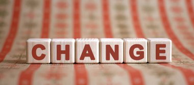 Değişiklik - finansal iş konsepti. Renkli bir masada tahta küpler..