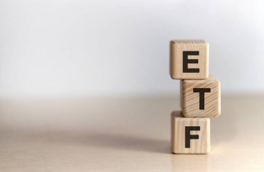 ETF - Değiş tokuş Fonu metni tahta küpler, beyaz arkaplan