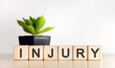 Yaralı - beyaz arka planda tıbbi konsept. Tahta küpler ve saksıda çiçek.