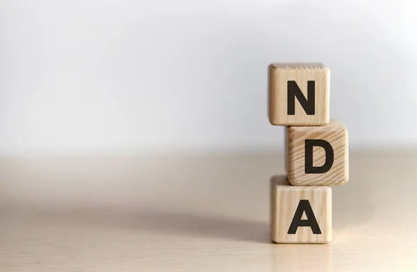 NDA - gizlilik anlaşması - tahta küplerle ilgili metin, beyaz arkaplan