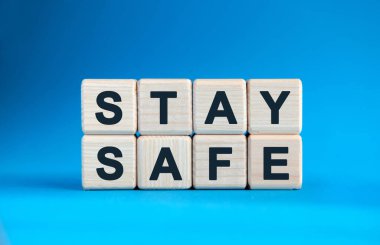 KALA SAFE - mavi gradyan arkaplan üzerinde ahşap küpler metin