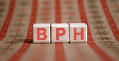 BPH - İyi huylu Prostatik Hiperplazi - Tıp konsepti. Renkli bir masada tahta küpler..