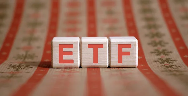 ETF - Ticaret Fonu - Finansal iş konsepti. Renkli bir masada tahta küpler..