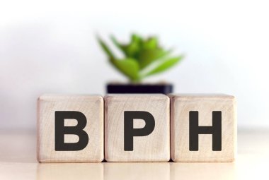 Tahta küpler ve arka planda saksıda çiçek üzerine BPH kavramı