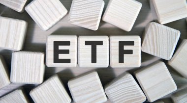 Diğer küplerle çevrili ahşap kare küpler üzerindeki ETF metni