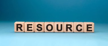 Mavi arka planda kaynak kelime küpü. İş konsepti.