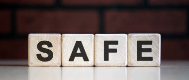 Ahşap blok ve iş konsepti kullanan güvenli konsept.