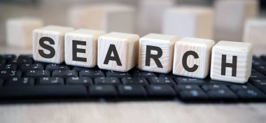 Arama - metin küpleri tahta bir masada siyah bir klavye üzerinde durur