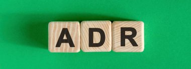 Ahşap küplerin yeşil arka planında ADR metni