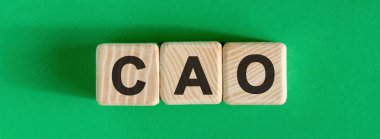 Ahşap küplerin yeşil arka planında CAO metni