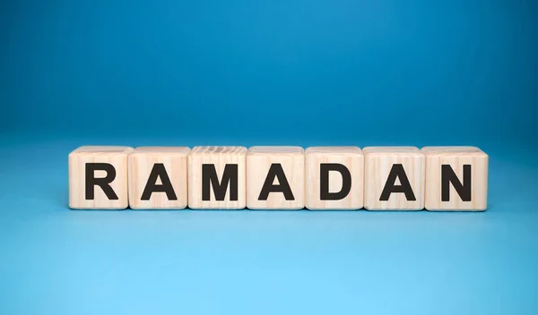 Ramadan Tekst Drewnianych Kostkach Dziewiąty Miesiąc Muzułmańskiego Kalendarza Tym Miesiącu — Zdjęcie stockowe