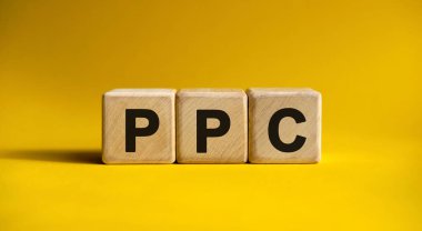 Tahta küplerde sarı arkaplan üzerindeki PPC metni