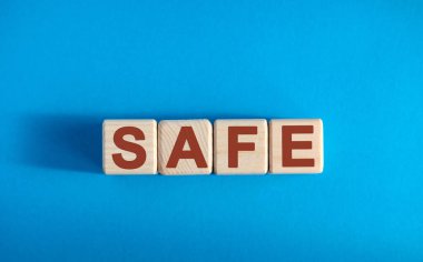 SAFE - Tahta bloklar üzerine metin, tıbbi konsept, mavi arkaplan